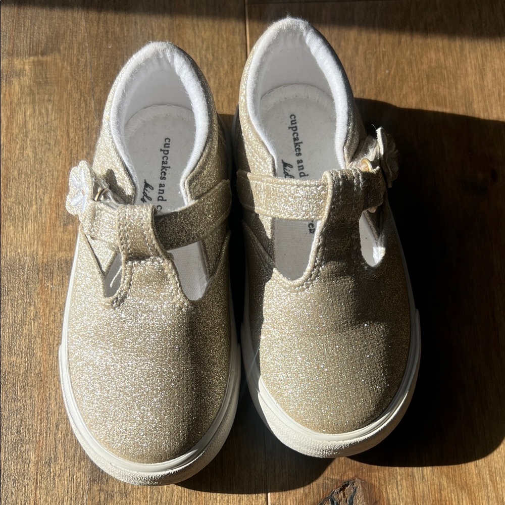 Like new cupcakes & cashmere Sparkling Gold toddler sneaker size 7